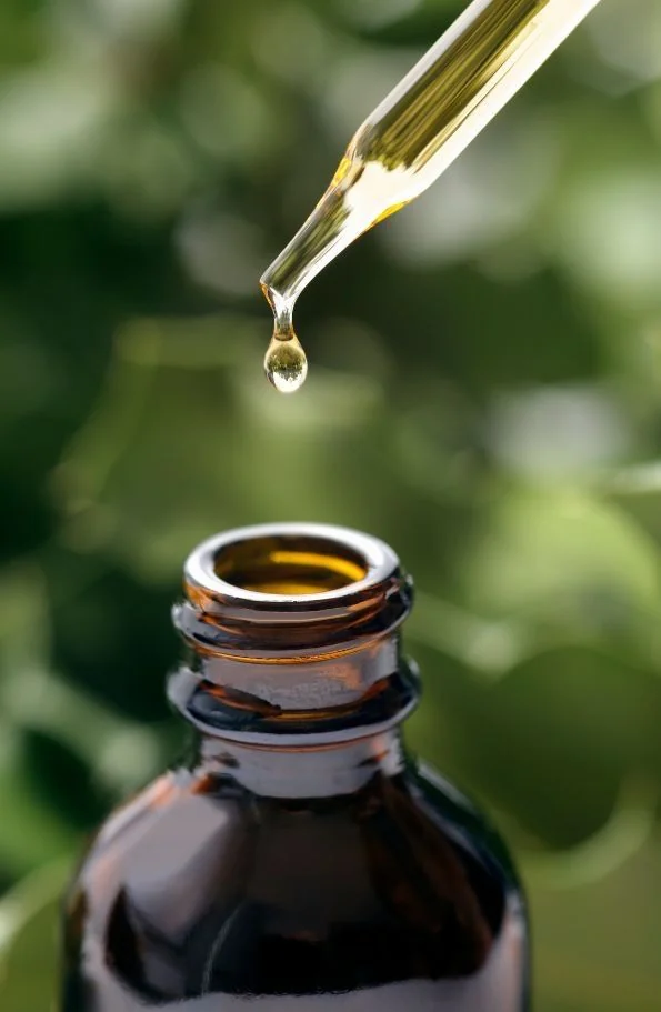 Frasco de óleo medicinal com conta-gotas em contexto clínico